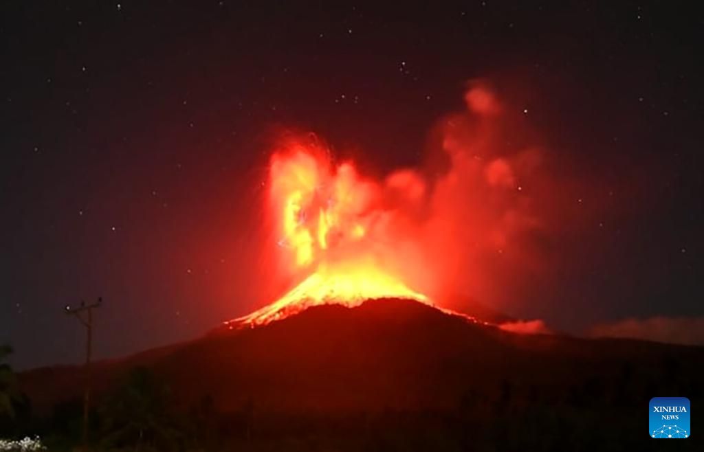 8월 1일 분출하는 레보토비 라키 라키 화산. 사진: 신화통신