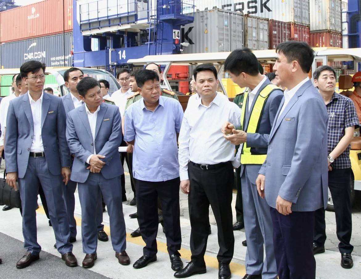 Le president du Comite populaire de la ville inspecte les activites pratiques du port HHIT. Photo : Cỏng TTDT Hai Phong