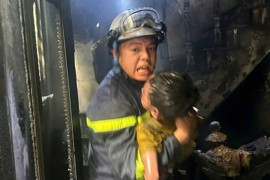 警察は多くの閉じ込められた子供たちをタイムリーに救助しました。写真:ハノイ警察