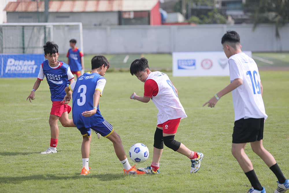 Cac cau thu nhi tim kiem co hoi sang Nhat Ban tap huan. Anh: Ngoc Khue