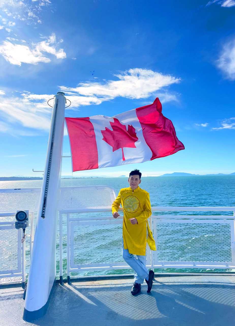 Doan Truong cung Viet Trinh dien ao dai tai Canada. Anh: Nghe si cung cap.