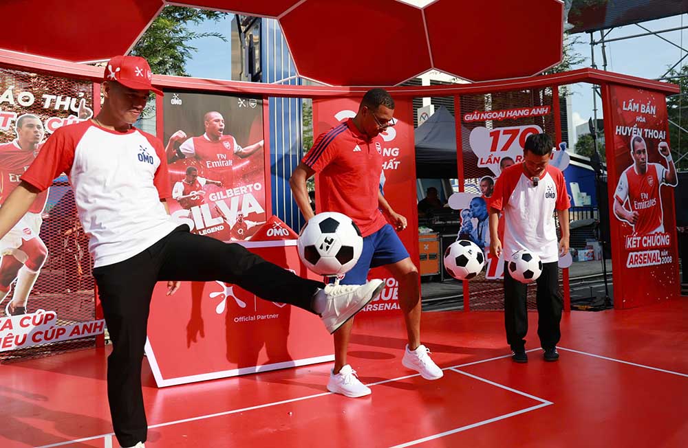 Tien Linh (trai) gianh phan thang trong thu thach tang bong cung Gilberto Silva. Anh: Dong Huyen
