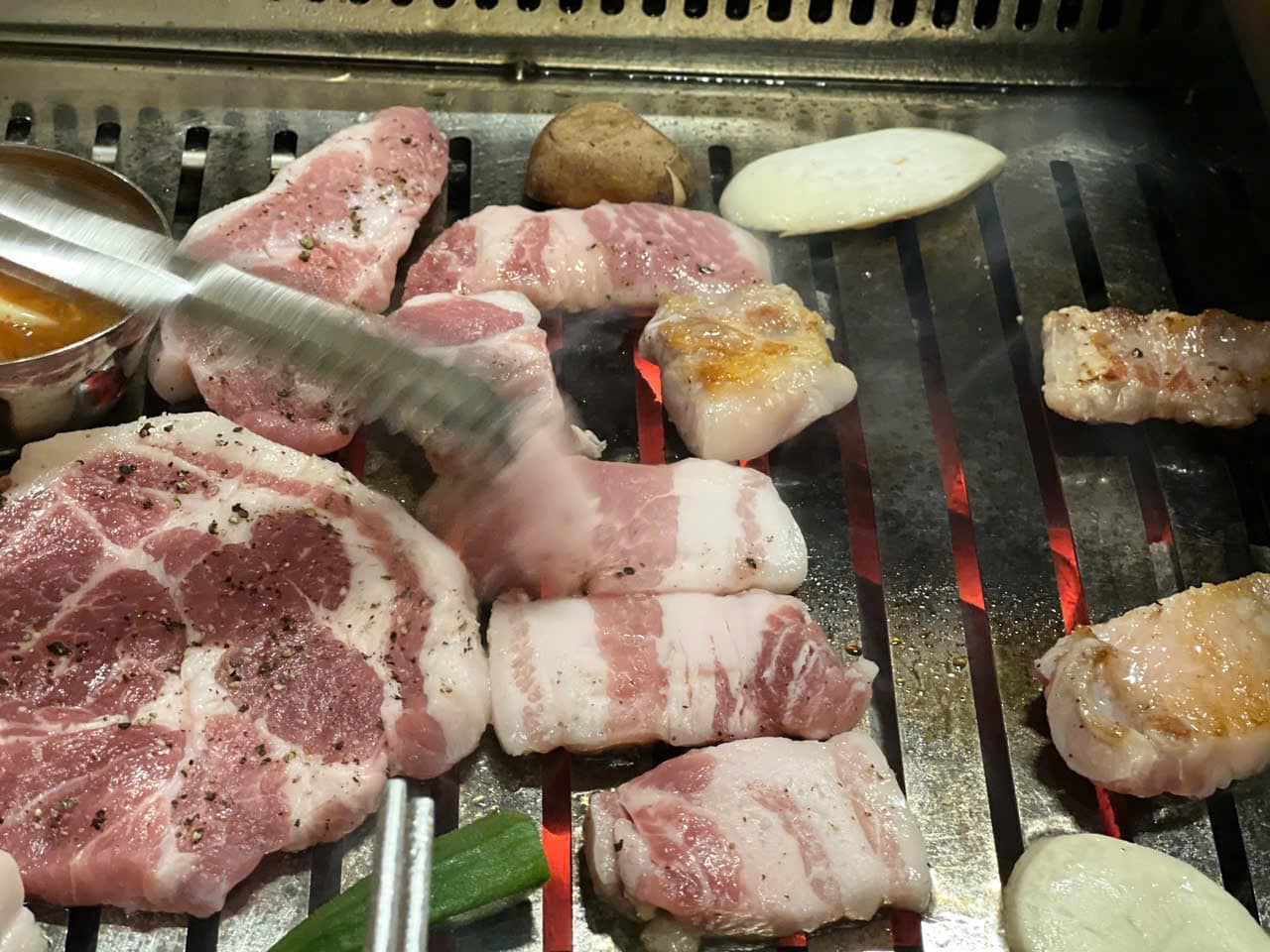 People with high liver enzymes can eat grilled meat if prepared properly. Photo: Quang Minh.