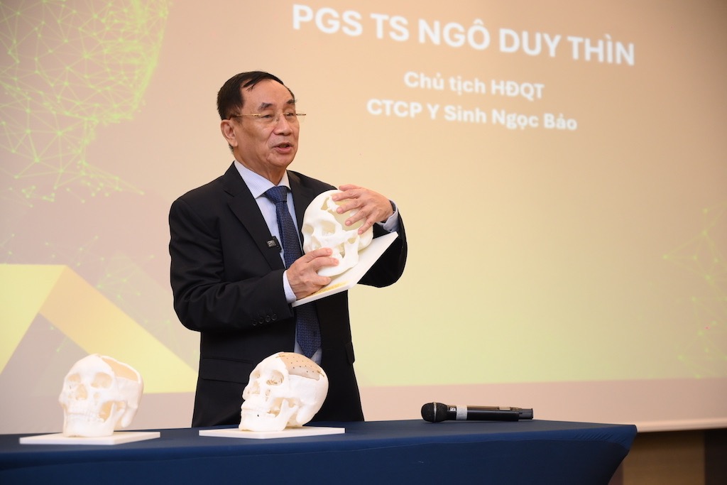 PGS.TS Ngo Duy Thin gioi thieu manh ghep PEEK. Anh: Duc Van