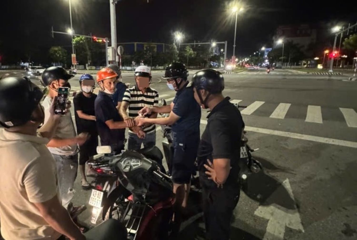 Lực lượng trinh sát, Công an Đà Nẵng tiến hành bắt giữ các đối tượng ma túy trên đường phố. Ảnh: Bảo Ngọc

