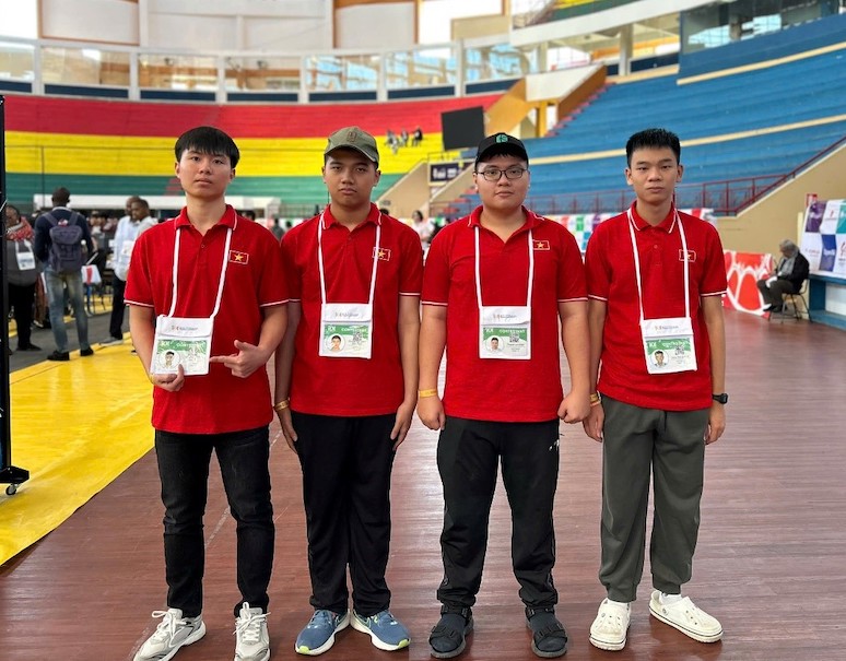 Doi tuyen IOI Viet Nam 2025 (tu trai qua phai): em Ninh Quang Thang, em Nguyen Bui Duc Dung, em Le Kien Thanh, em Dang Huy Hau. Anh: MOET