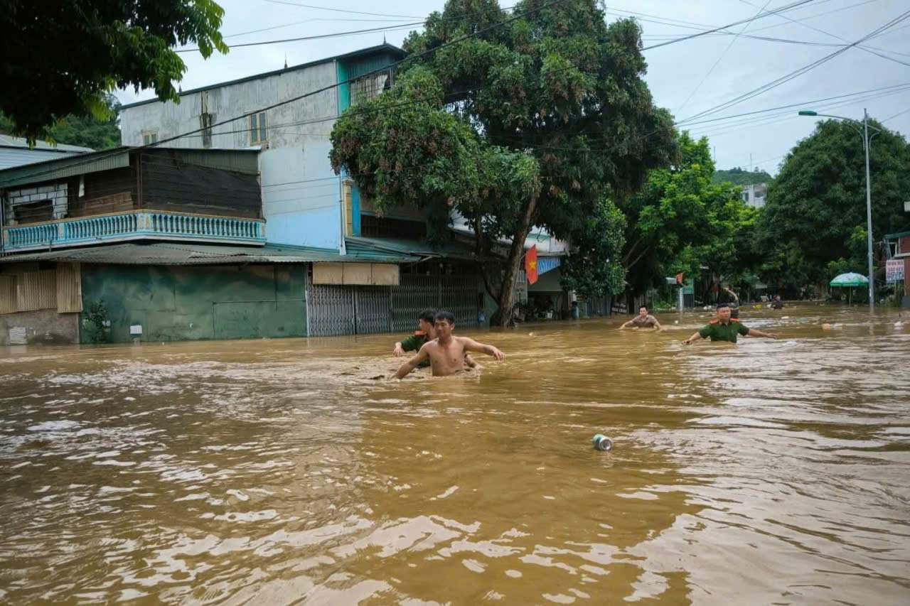 손라성 공안은 홍수 시 구조 및 구호 활동에 대해 공안부 지도부로부터 표창장을 받았습니다. 사진: Dieu Anh
