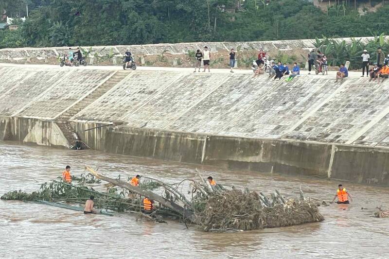 병력은 여전히 Son La성 Sop Cop, xa Nam Ban, 개울에서 홍수에 휩쓸린 피해자를 수색하고 있습니다. 사진: Truong Son