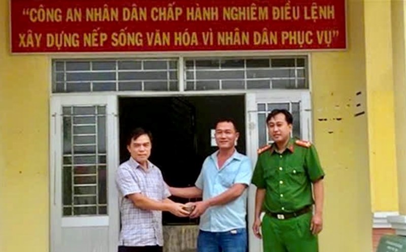 Mr. Thien (middle) returned the money to Mr. Dao. Photo: Provided by the police