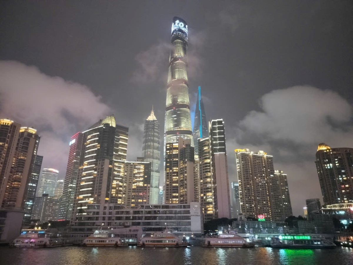 Shanghai se encuentra entre las 10 principales ciudades de IA globales y es muy valorada por sus iniciativas de innovacion de software de IA. Foto: Nguyen Dang