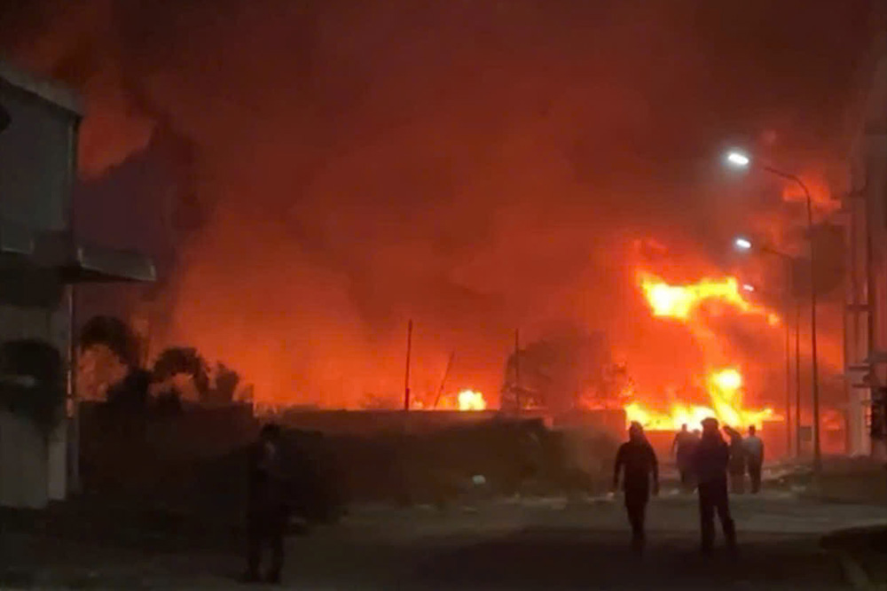 Tay Ninh省のランプ製造工場で大火災。写真:住民提供