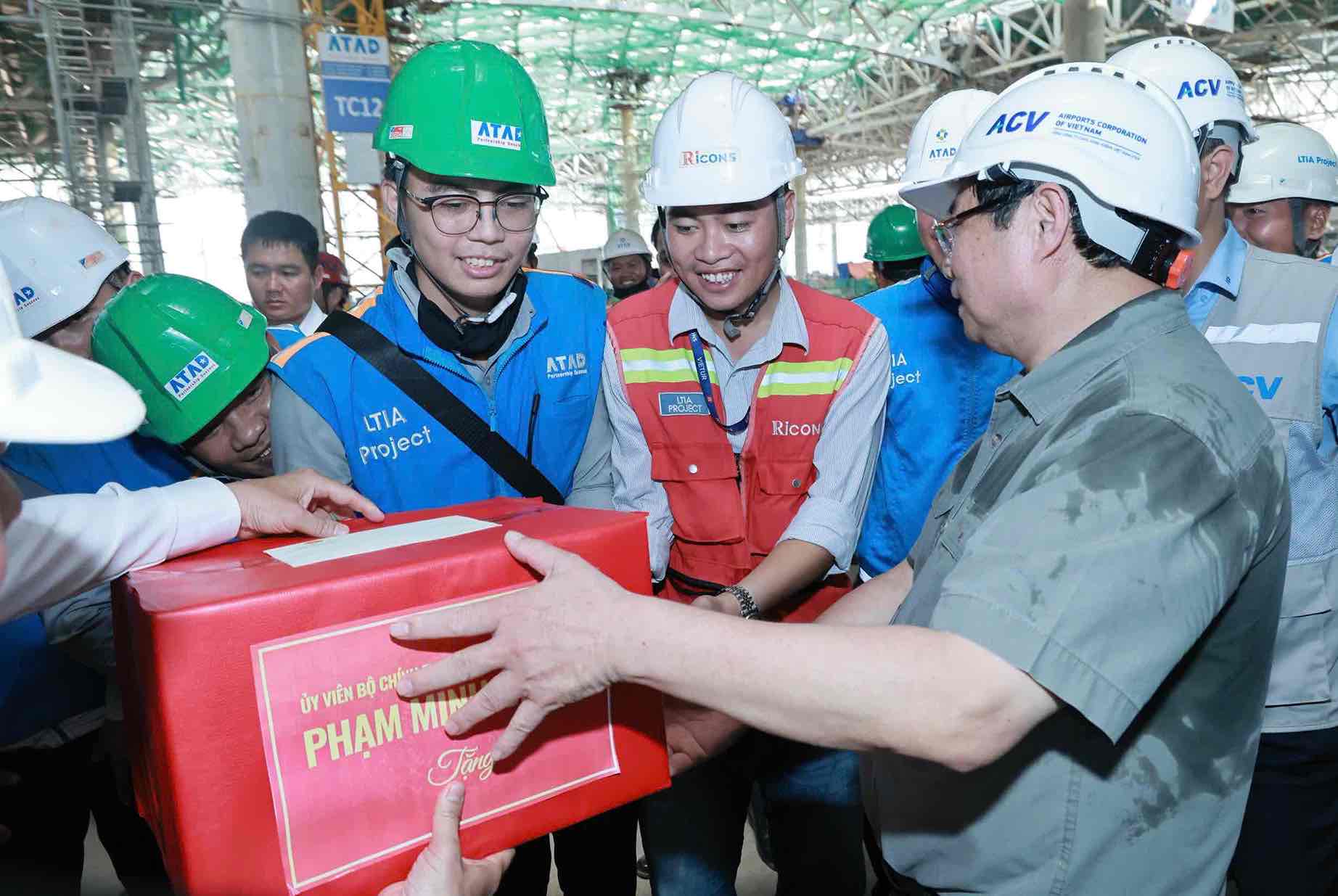 Thu tuong Chinh phu Pham Minh Chinh tang qua cac can bo, ky su, cong nhan lao dong tai cong trinh nha ga hanh khach san bay Long Thanh. Anh: HAC