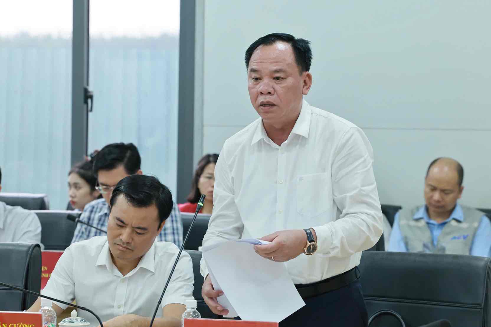 Chu tich UBND tinh Dong Nai Vo Tan Duc bao cao tai buoi lam viec. Anh: HAC