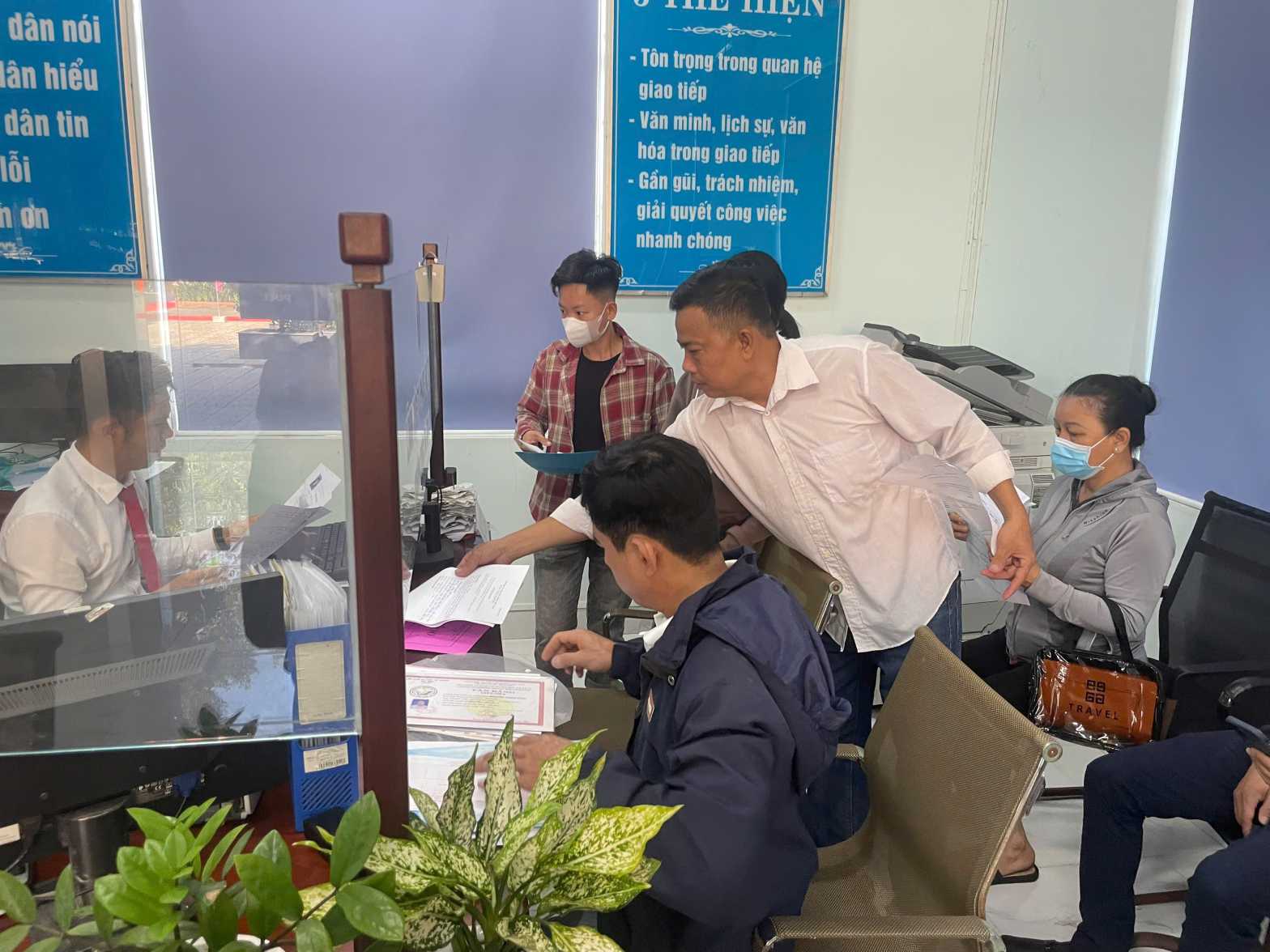 Binh Duong 구에 와서 행정 절차를 수행하는 사람들. 사진: Dinh Trong