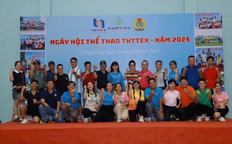 Workers at Tran Hiep Thanh Textile Company (Tay Ninh province) in an activity organized by the grassroots union. Photo: Qui Hoang