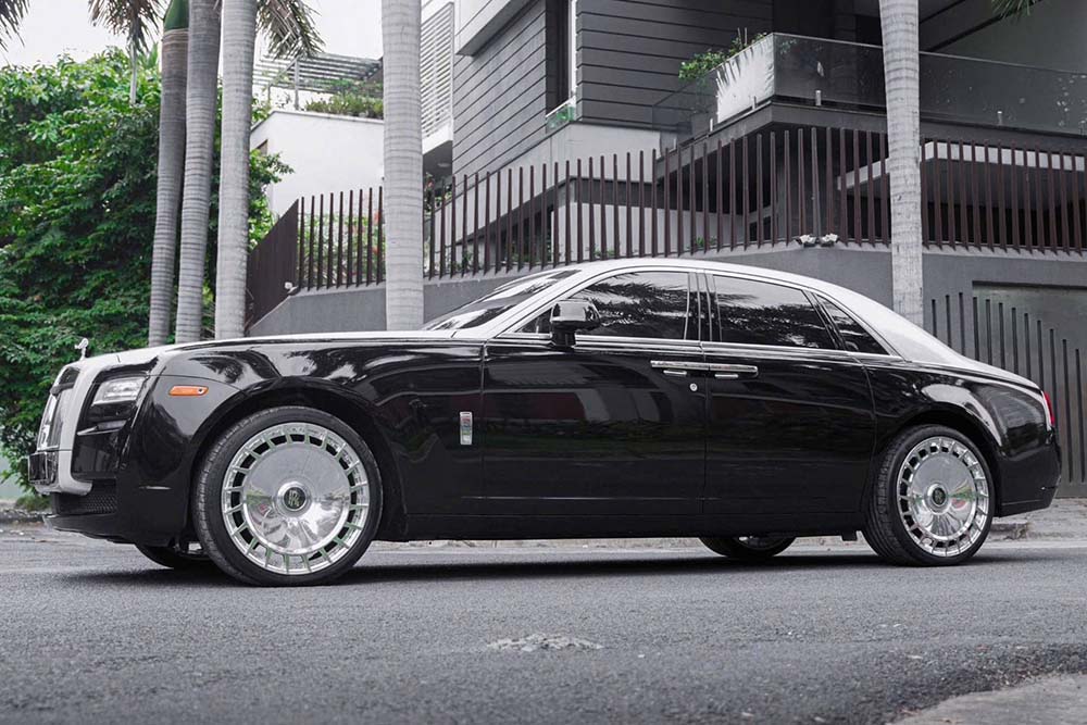 El Rolls-Royce Ghost Series I destaca por su exclusivo kit de llantas multicapa que aumenta el atractivo del sedan super lujoso. Foto: Anh Luong