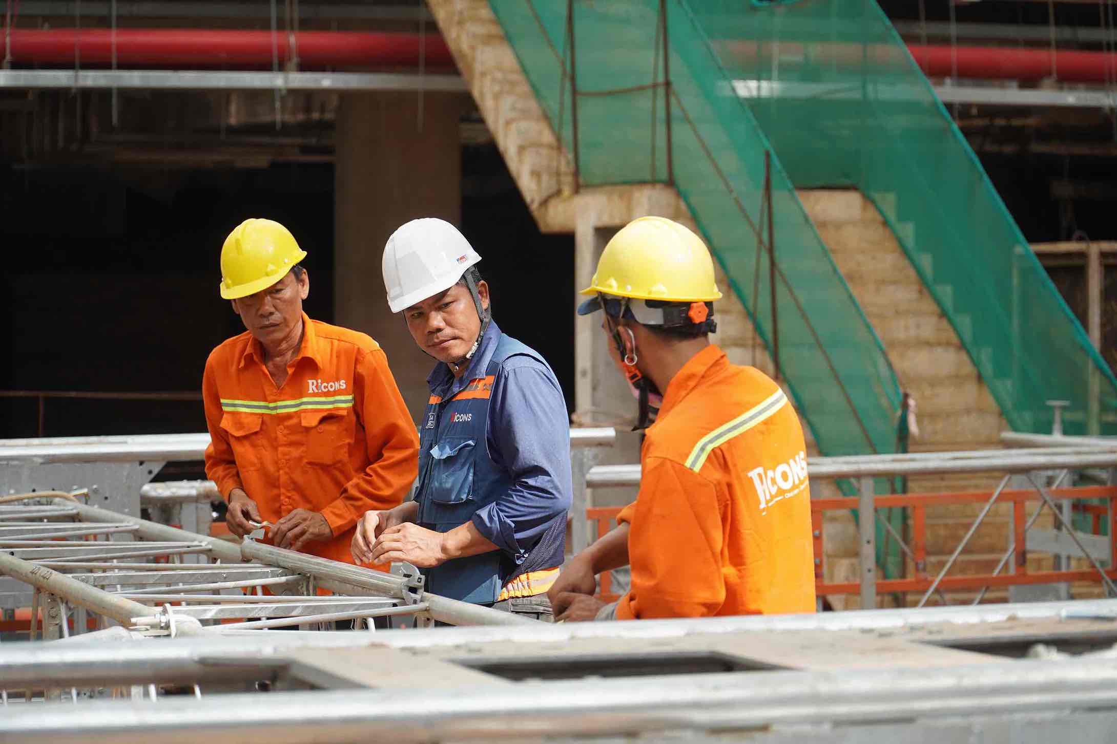 Cadres, engineers, workers, and laborers are constructing at the Long Thanh airport passenger terminal. Photo: HAC