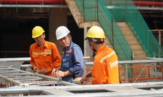 Cán bộ, kỹ sư, công nhân, người lao động thi công tại nhà ga hành khách sân bay Long Thành. Ảnh: HAC
