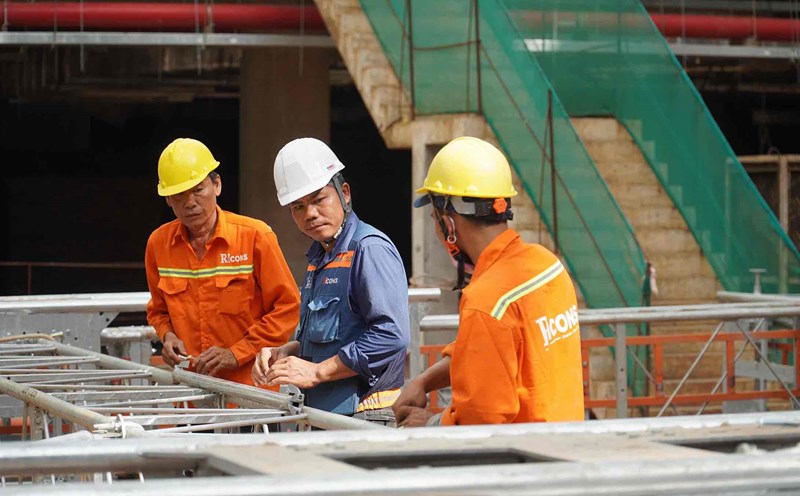 Cadres, engineers, workers, and laborers are constructing at the Long Thanh airport passenger terminal. Photo: HAC