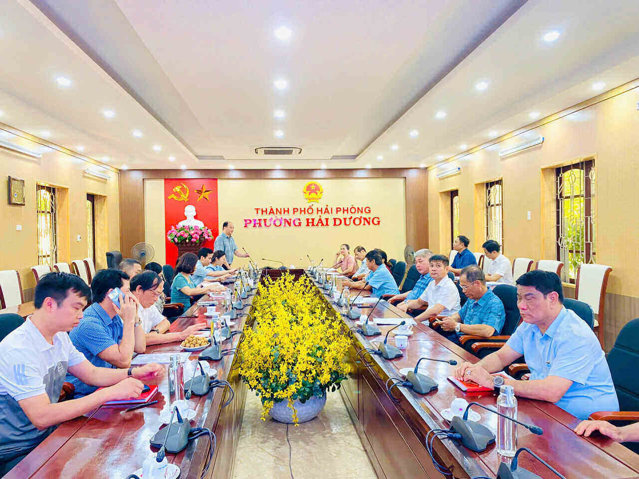 Los delegados participan en la consideracion del borrador del Informe Politico presentado al Congreso del Partido del barrio de Hai Duong (ciudad de Hai Phong). Foto: Quoc Tung
