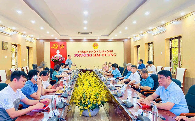 Delegates gave comments on the draft Political Report submitted to the Hai Duong Ward Party Congress (Hai Phong City). Photo: Quoc Tung