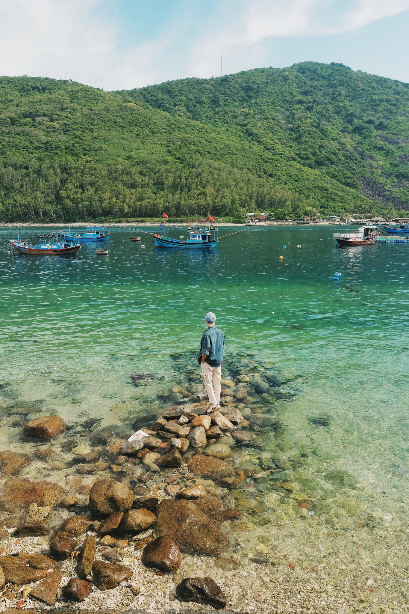 Lan nuoc xanh trong tan day voi mau ngoc bich cuon hut o Bich Dam, Hon Tre, Khanh Hoa. Anh: Pham Quang Tuyen