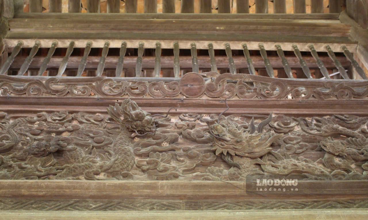 Buc cham bo tu linh o Tam quan voi trung tam la hai con rong lon dang trong tu the quay dau vao nhau duoc the hien rat du ton voi hai mat loi ve phia truoc, tran u va mui cham vao nhau. 