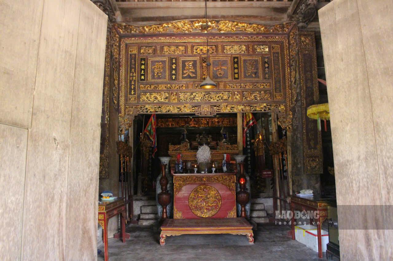 Theo cu tu Vuong Dac Nghia (75 tuoi), toa Dai bai la noi thuc hanh cac hoat dong sinh hoat van hoa tin nguong - ton giao, gom: gian giua (gian long thuyen) la noi thuc hanh cac nghi le tin nguong - ton giao vao cac dip le hoi; 4 gian, 2 chai va 2 di con lai hai ben duoc ton cao bang cac van san va lam noi hoi hop moi khi co cong to viec lon cua lang xa.