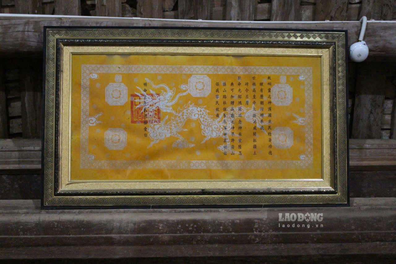 Dinh So hien luu giu duoc he thong tu lieu thanh van gom: bia da “Dai dinh bi ki” co nien dai vao nam Duong Duc nam thu 3 (1673), bia da co nien dai vao nam Canh Hung thu 43 (1783), tang da ke chan cot hinh hoa sen, rong da, nhang an go cham khac kha ti mi mang phong cach nghe thuat nua dau the ky XVII. Hien vat giay gom cuon than tich, huong uoc va 42 Dao sac, som nhat co nien dai la nam Hoang Dinh thu 2 (1601) va muon nhat la nam Khai Dinh thu 9 (1924),…