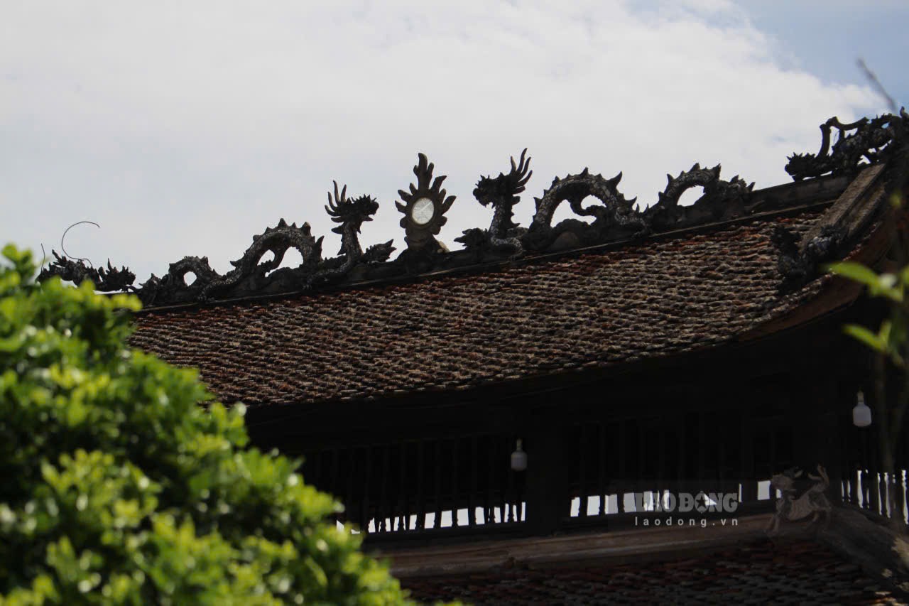 Trang tri my thuat Dinh So kha phong phu va da dang voi hang loat cham tro hinh tu linh, tu quy, Lan, Long ma, Ho phu, Rua, Ca chep, Hoa sen, may troi…the hien su tinh te, kheo leo, ti mi cua cac nghe nhan.  