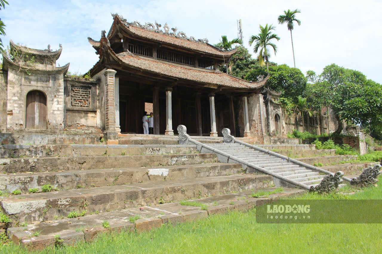  Dinh So nam tren dia the rat dep, dinh tua lung Nui Rua, phia truoc nhin ra dong song Day. Cong tam quan dinh lang So co day bac thang da 18 cap dat xuong phia ho ban nguyet, hai ben co hai hang lan can bang da, moi dau deu duoc tao hinh dam may mem mai, bay bong.