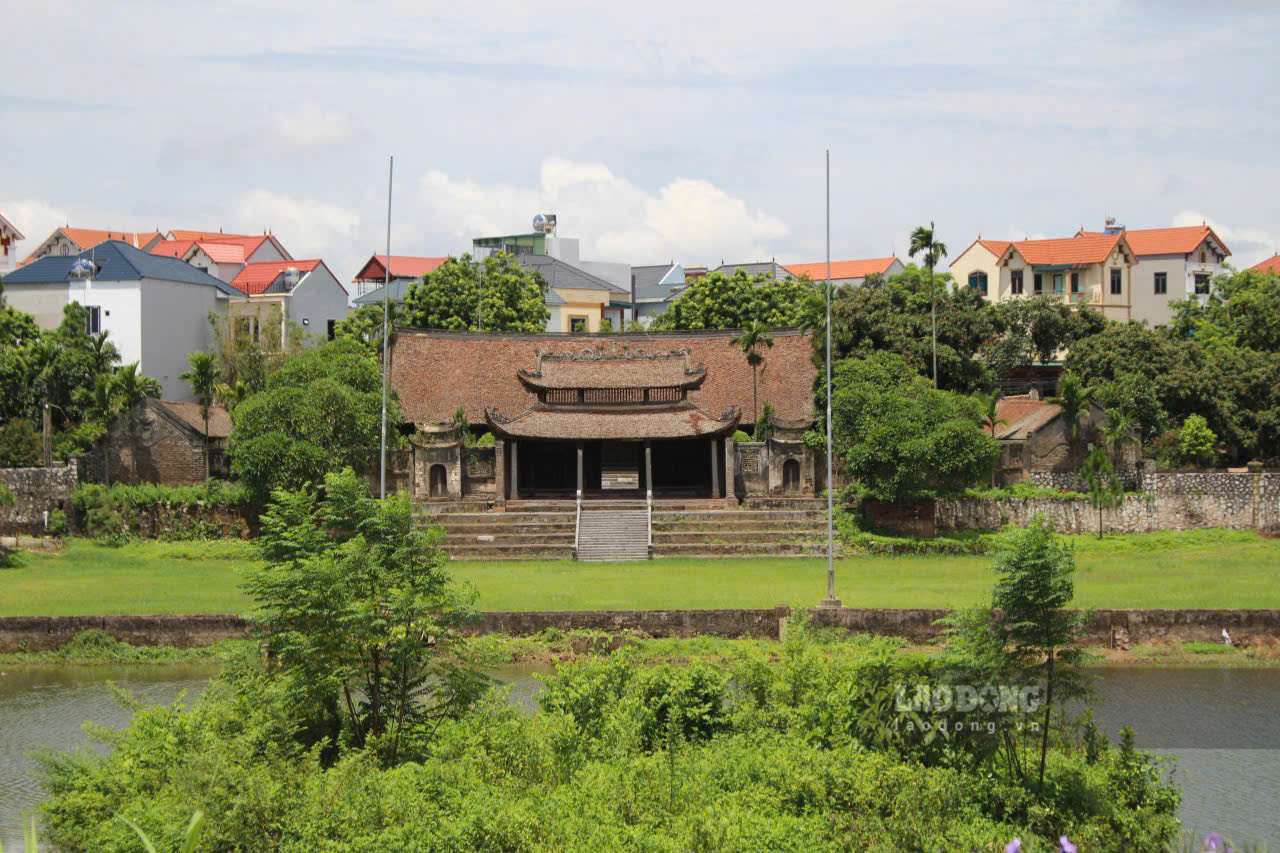 Theo noi dung khac tren bia da tai dinh So, truoc dinh thuoc hai xa Cong Hoa va Tan Hoa, (huyen Quoc Oai). Dinh duoc xay dung vao nam 1673, tho tam vi Nguyen soai Dai vuong- la cac vi tuong co cong lon, da giai cuu vua Dinh Tien Hoang bi quan Ngo bao vay o chua Boi Khe va phu vua Dinh dep loan 12 su quan, thong nhat giang son, lap nen nuoc Dai Co Viet.