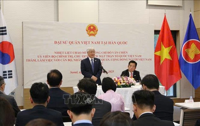 El Presidente del Comite Central del Frente de la Patria de Vietnam Do Van Chien habla en una reunion con funcionarios y empleados de la Embajada representantes de la comunidad vietnamita que vive y trabaja en Corea del Sur. Foto: TTXVN