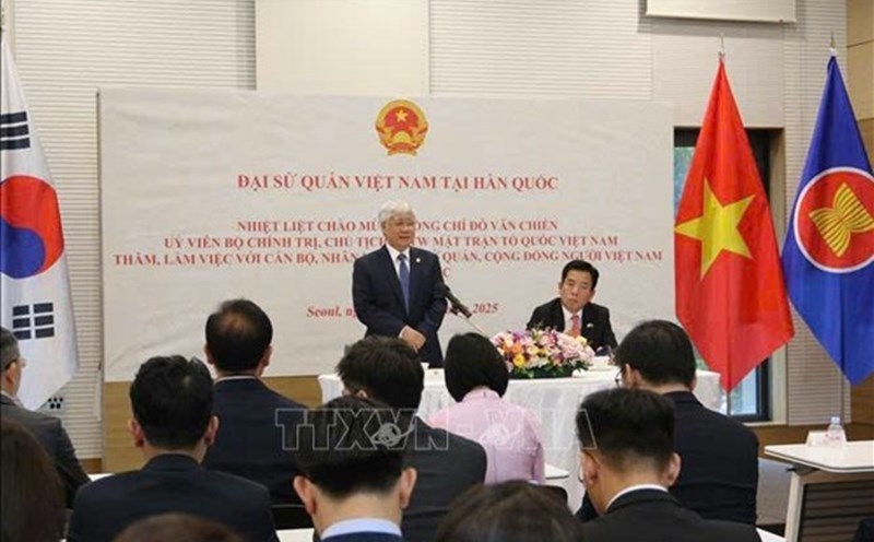 Chairman of the Central Committee of the Vietnam Fatherland Front Do Van Chien spoke at the meeting with officials and staff of the Embassy, representatives of the Vietnamese community living and working in Korea. Photo: VNA