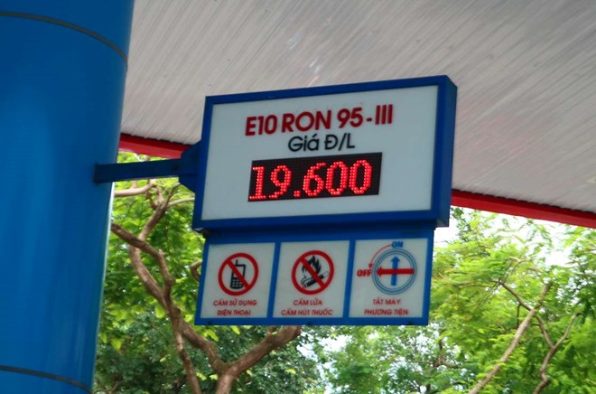 Gia ban le xang E10 RON95 mo ban thi diem ngay dau tien (1.8.2025) la 19.600 dong/lit. Anh: Tuyet Lan