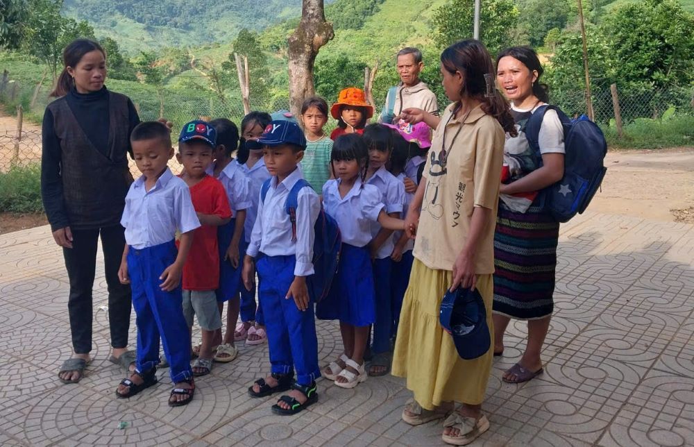 Hoc sinh nguoi dong bao thieu so o diem truong Ta Cu den truong nhap hoc o nam hoc truoc. Anh: H.Nguyen