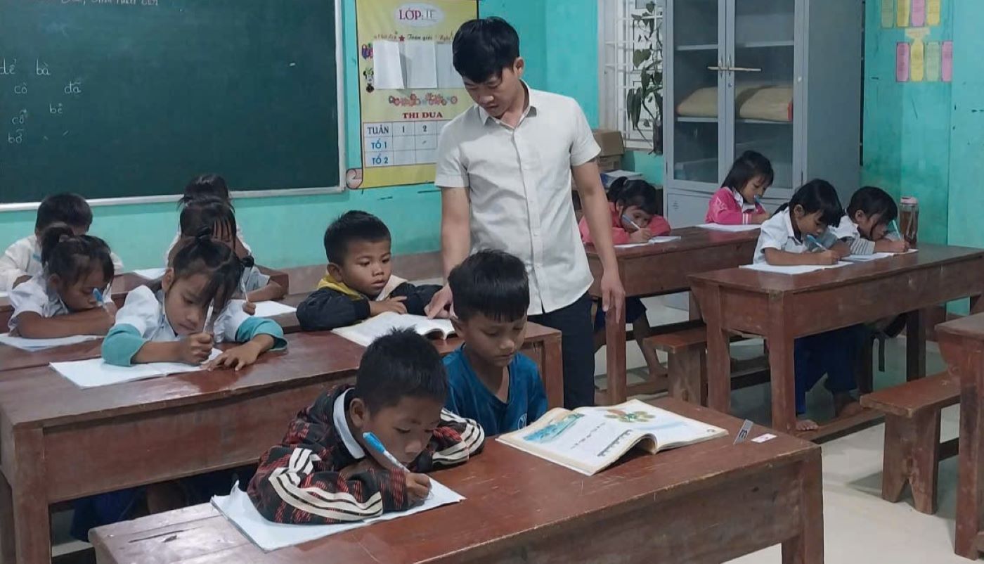 Nam giao vien Truong Tieu hoc Huc day hoc cho cac em nguoi dong bao thieu so. Anh: H.Nguyen