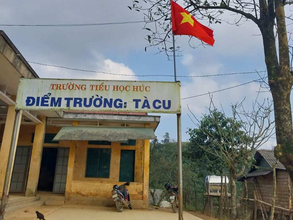 Diem truong Ta Cu dung len ben nhung ngoi nha san cua dong bao thieu so. Anh: H.Nguyen