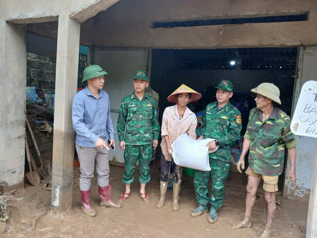 Can bo, chien si Don Bien phong Muong Leo gui tung bao luong thuc, chia se dong vien dong bao vung lu. Anh: Yen San
