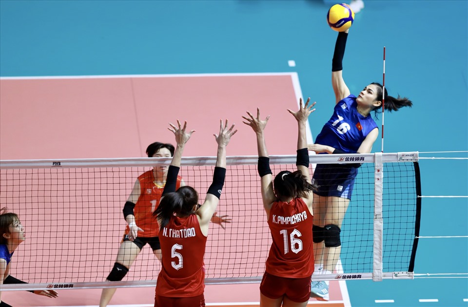 The Vietnam and Thailand women's volleyball teams compete for the 2025 SEA V.League championship. Photo: VFV