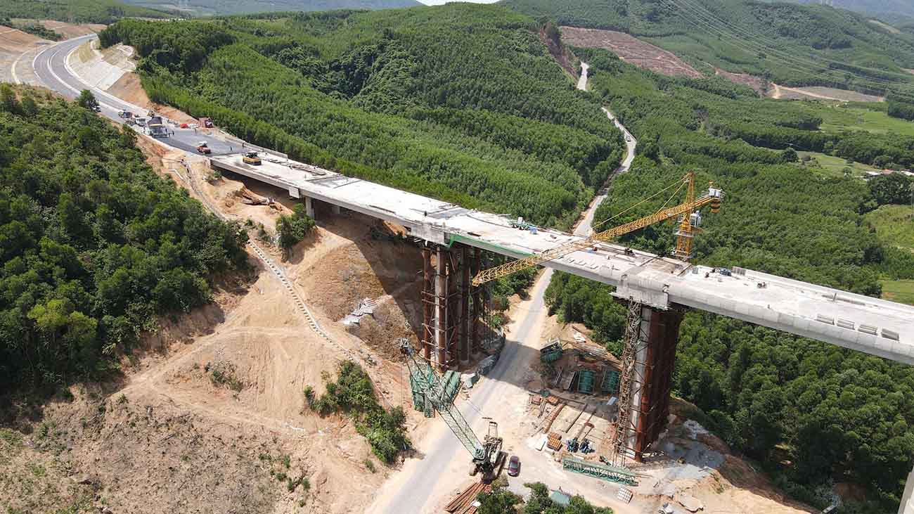 Machines et main-d'œuvre se concentrent sur la construction du tapis en plastique du pont n° 1 sur l'autoroute Vung Ang - Bung. Photo : Tran Tuan.
