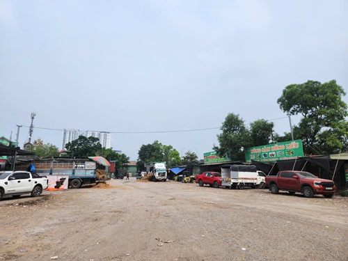 Bãi xe trái phép hoạt động công khai ở Yên Sở. Ảnh: Minh Hạnh 