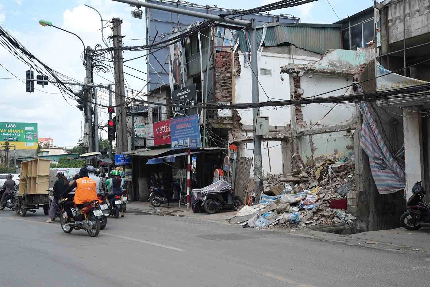 Vanh dai 1 cham tre nhieu nam do vuong mac giai phong mat bang. Anh: Song Huu