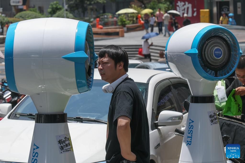 8월 2일 충칭(중국)은 최고 기온이 40-43°C까지 올라가는 폭염 경보를 발령했습니다. 사진: 신화통신
