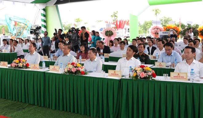 Cac dai bieu du le khoi cong Du an Dau tu xay dung Nha o xa hoi tai phuong Hoa Lu, tinh Ninh Binh. Anh: Dieu Anh 
