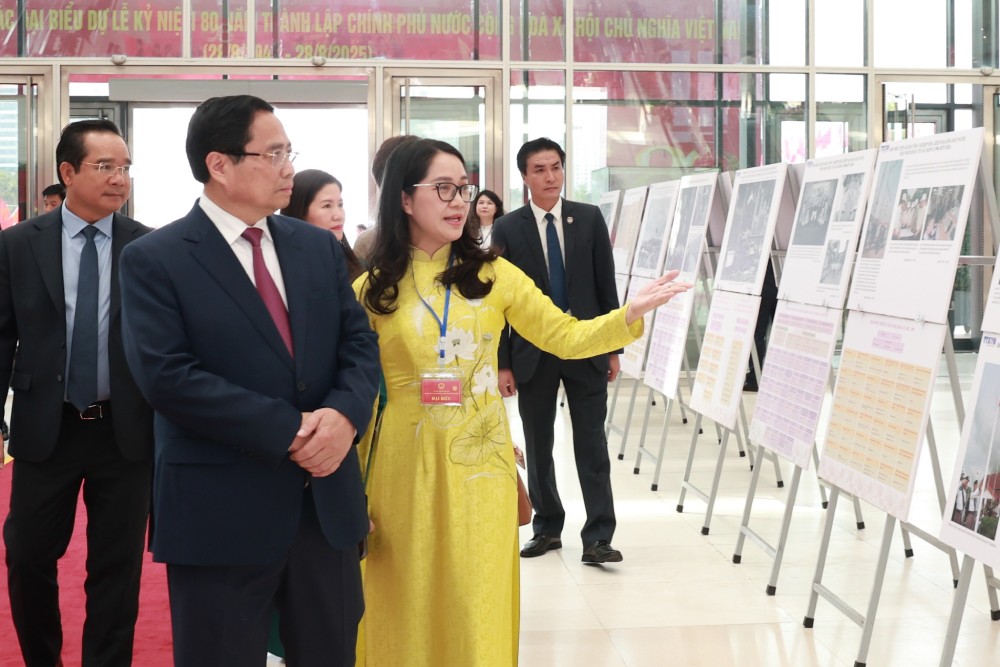 Thủ tướng Chính phủ Phạm Minh Chính tham quan triển lãm. Ảnh: Hải Nguyễn