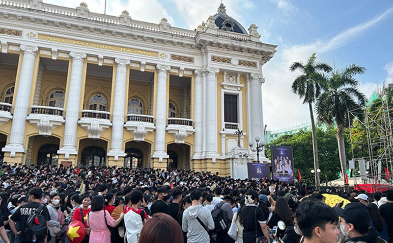 Thousands of audiences waiting in front of the Opera House to get free tickets for the concert "Vietnam in Me". Photo: Quynh An