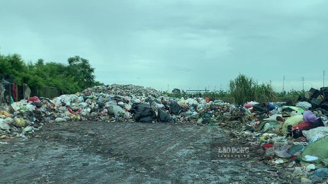 Ô nhiễm từ bãi rác trung chuyển lộ thiên sát đường cao tốc cầu Giẽ - Ninh Bình