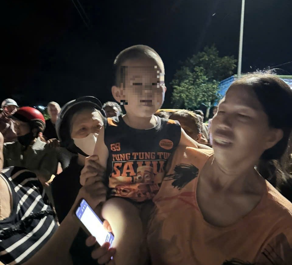 関係当局と住民が3歳の男の子を発見し、家族に引き渡しました。写真:警察提供
