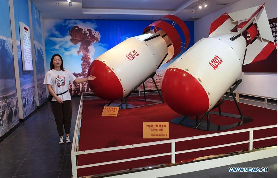 2019년 4월 23일 중국 최초의 원자폭탄(R)과 수소폭탄 모델이 량단청 쯔통현 얼음 광맥 쓰촨성 얼음 남서부 얼음 광맥에서 열린 전시회에서 전시되고 있습니다.